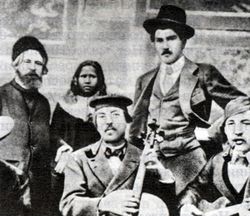 Гоген в своей мастерской на улице Верцингеторига. Слева стоят В. Молар и Аннах. Начало 1894 г.